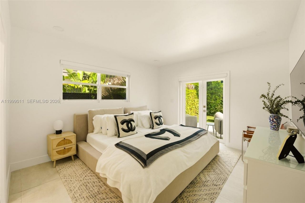 725 W 51st St, Miami Beach, FL 33140 Photo