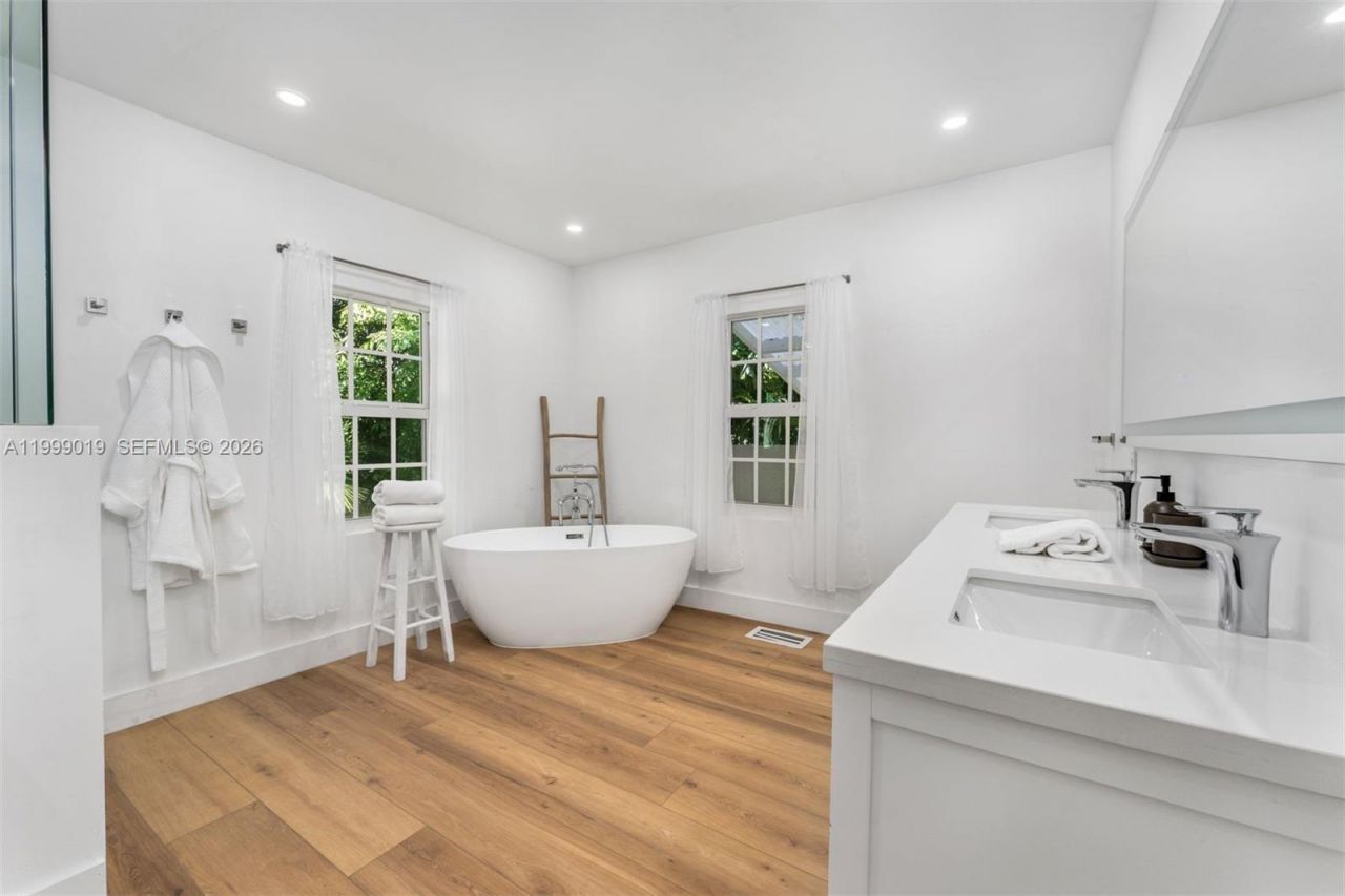 3951 Park Dr, Miami, FL 33133 Photo