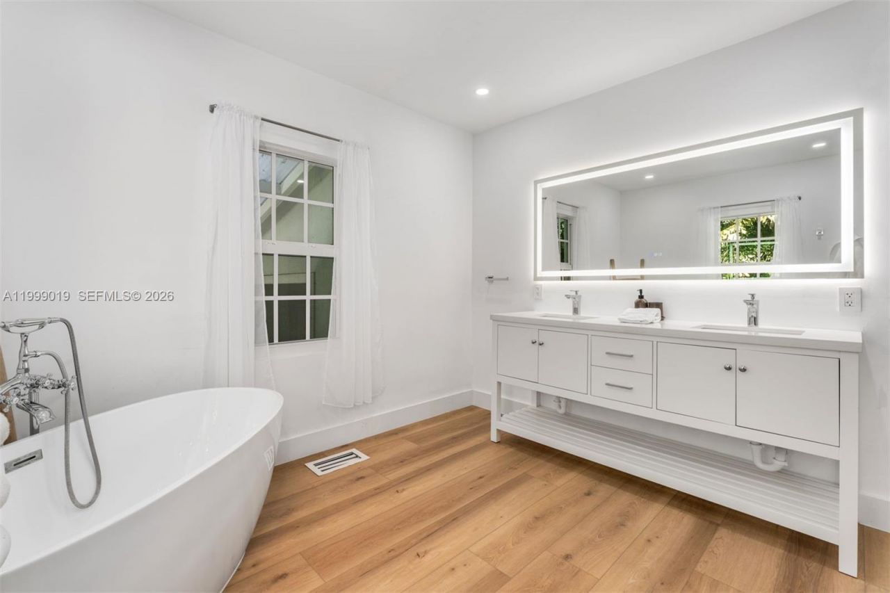 3951 Park Dr, Miami, FL 33133 Photo