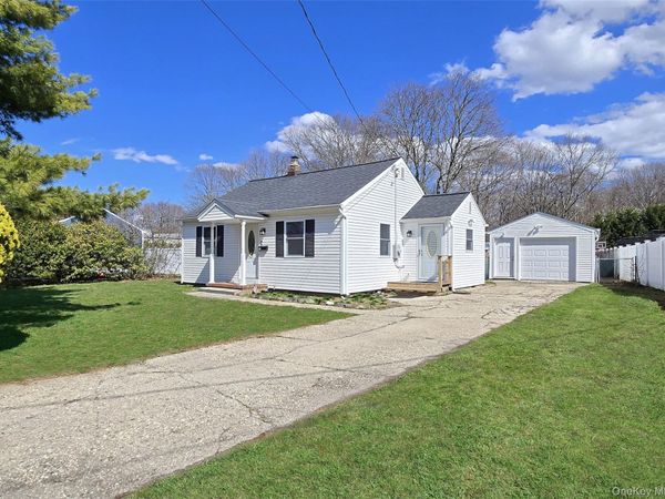 393 McConnell Avenue , Bayport, NY 11705