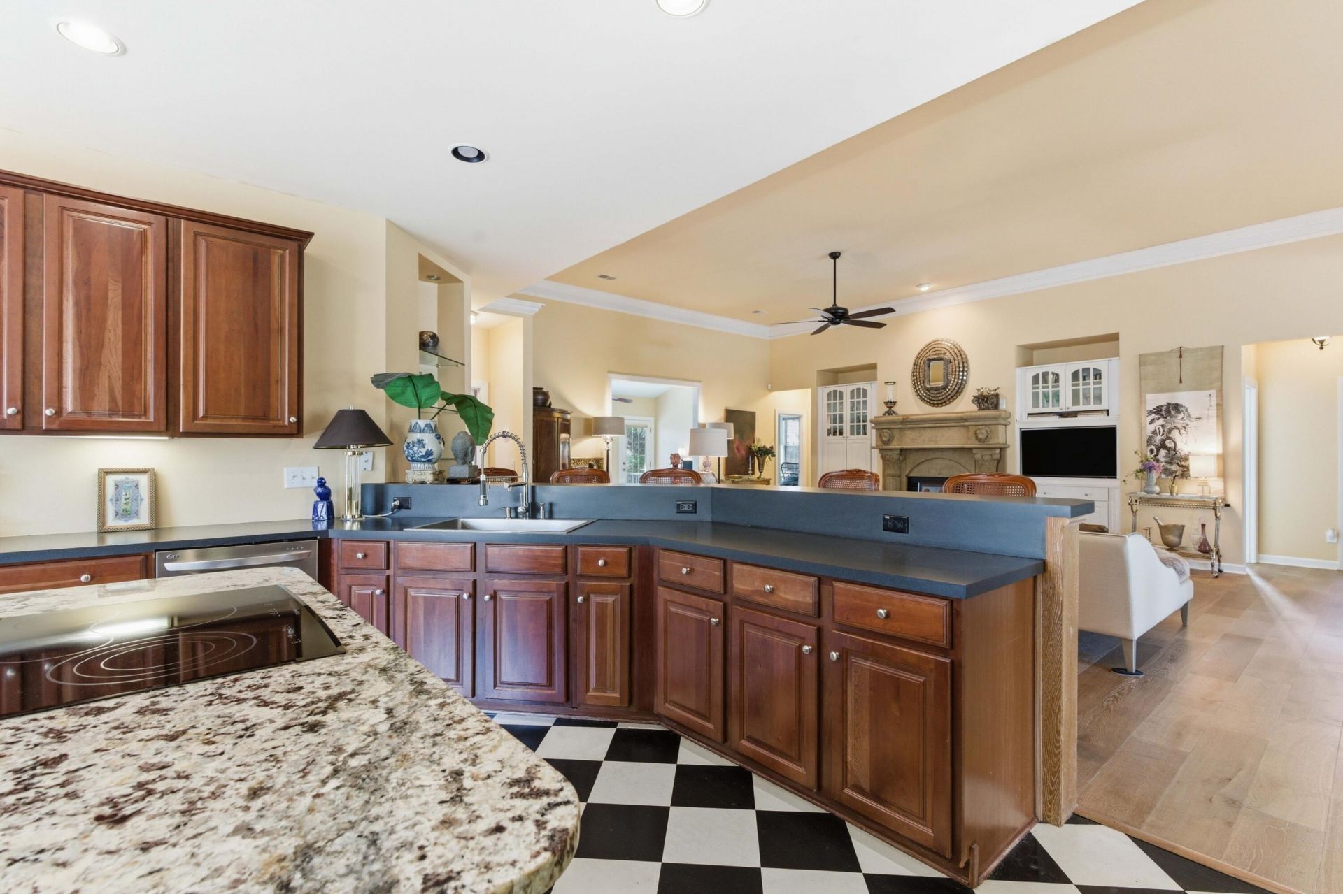 1596 Oakhurst Drive Photo 8