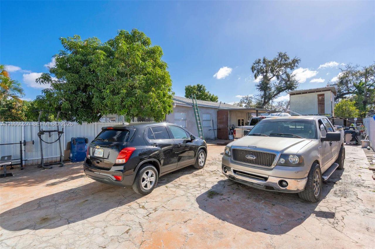 3166 NW 102nd St, Miami, FL 33147 Photo