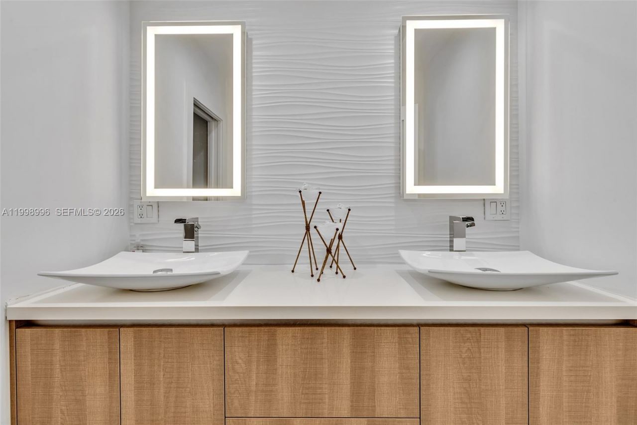 6917 Collins Ave, Unit PH22, Miami Beach, FL 33141 Photo