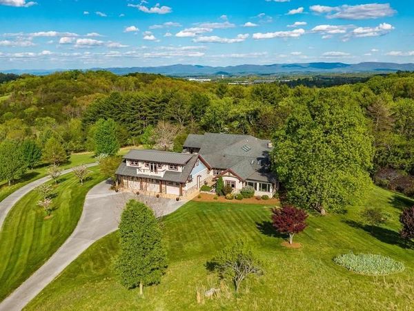 320 CARRSBROOK DR, STAUNTON, VA 24401