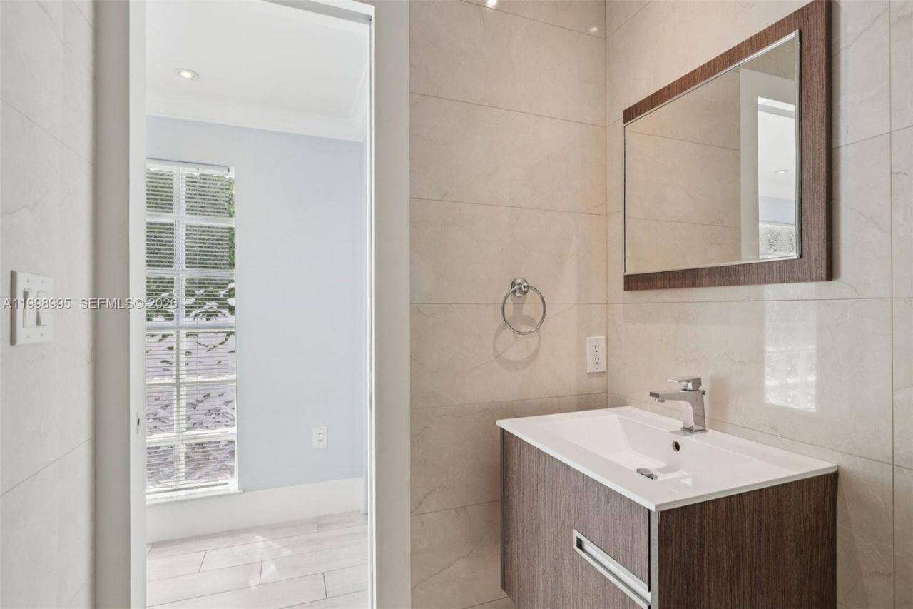 1682 NE 124th Ln, North Miami, FL 33181 Photo