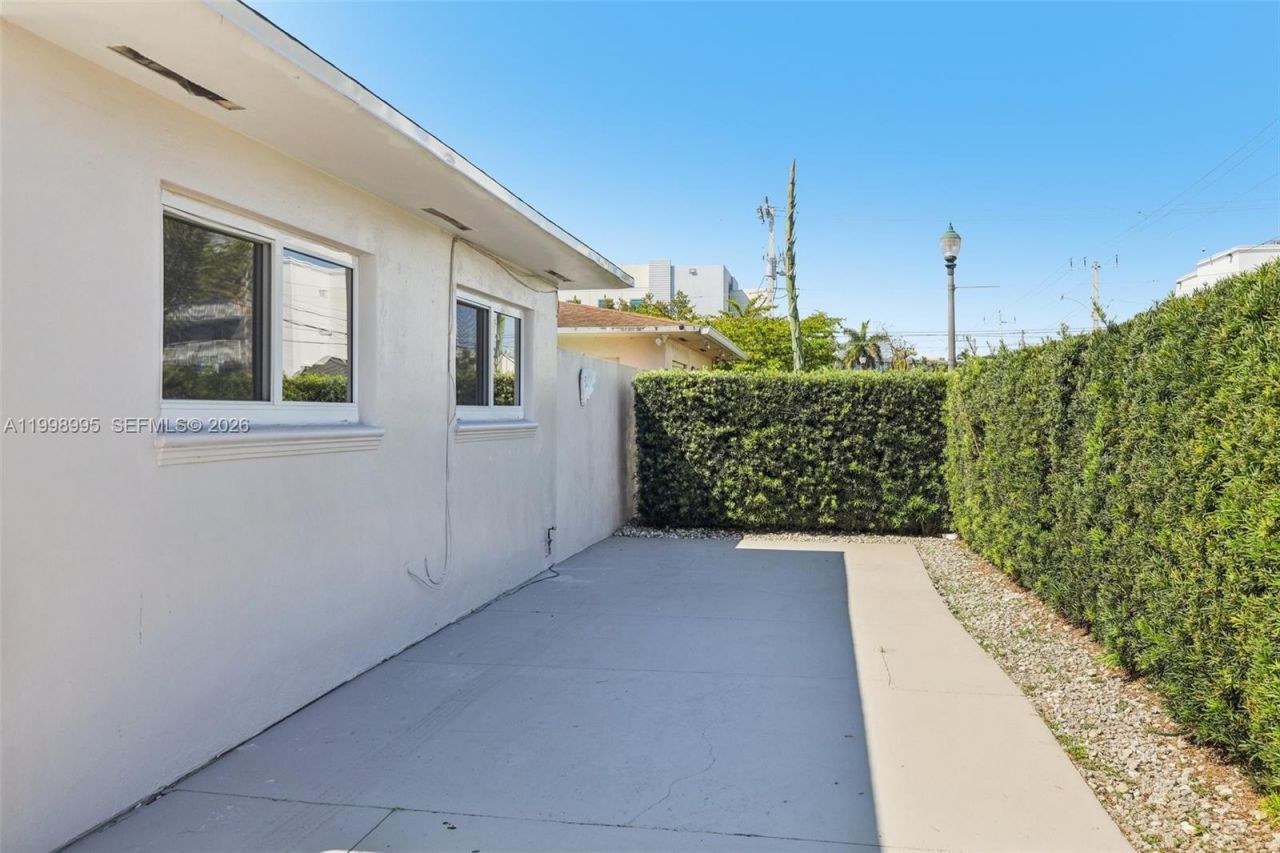 1682 NE 124th Ln, North Miami, FL 33181 Photo