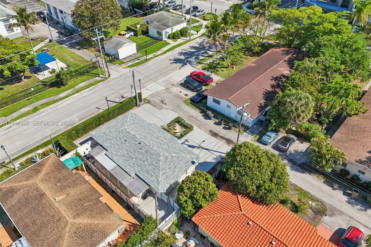 1682 NE 124th Ln, North Miami, FL 33181 Photo