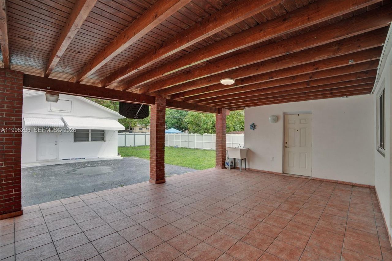 877 W 33rd St, Hialeah, FL 33012 Photo