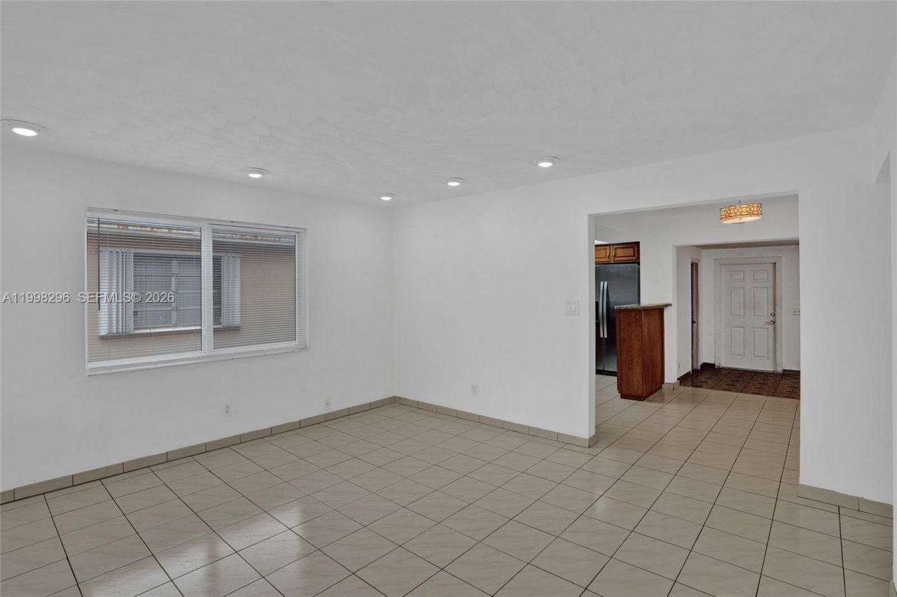 877 W 33rd St, Hialeah, FL 33012 Photo