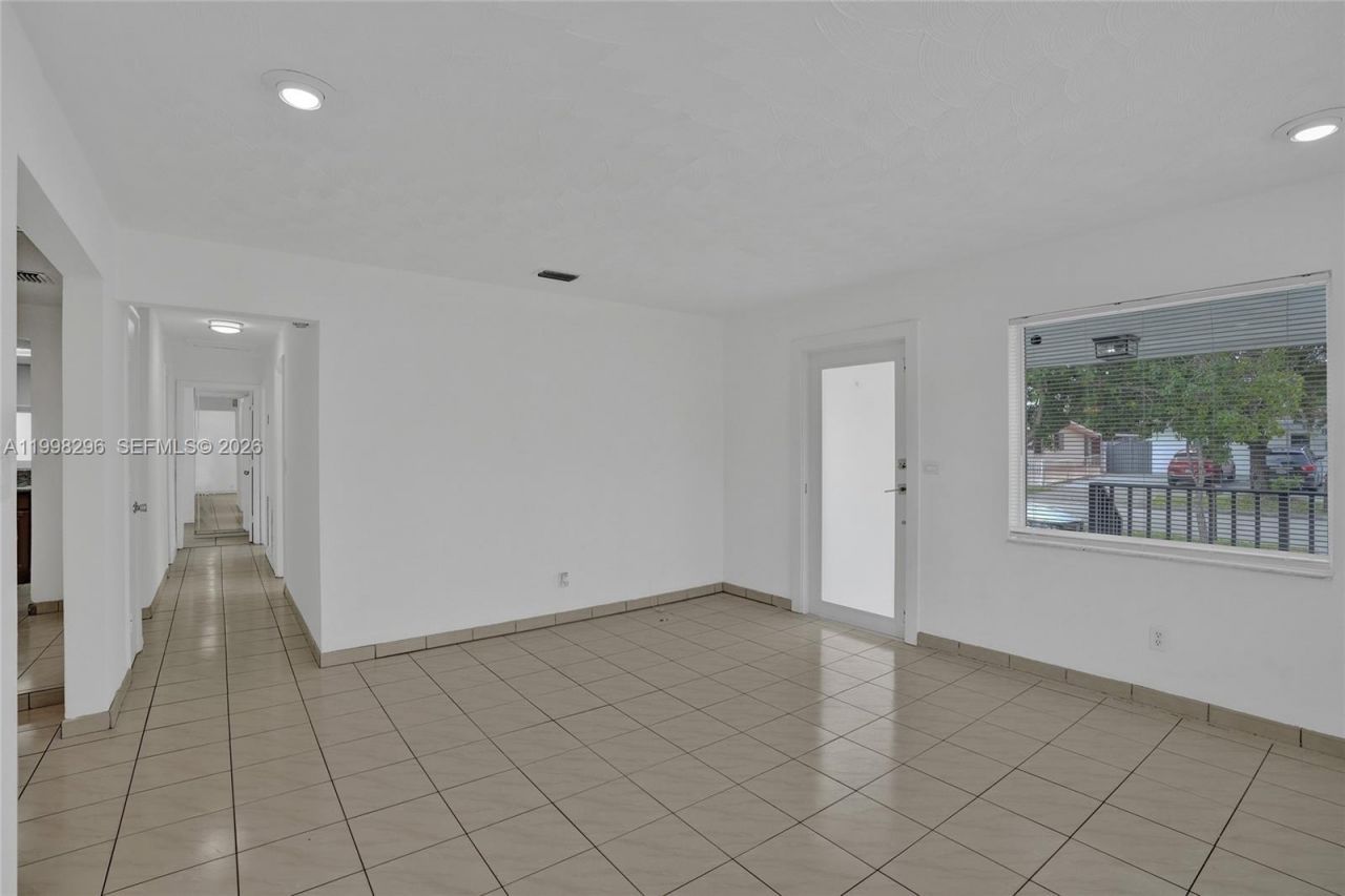 877 W 33rd St, Hialeah, FL 33012 Photo