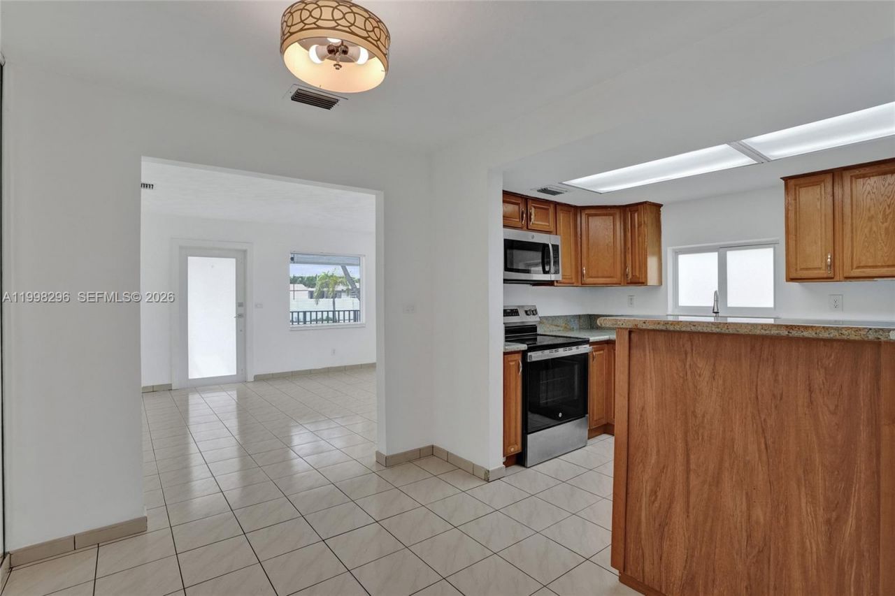 877 W 33rd St, Hialeah, FL 33012 Photo