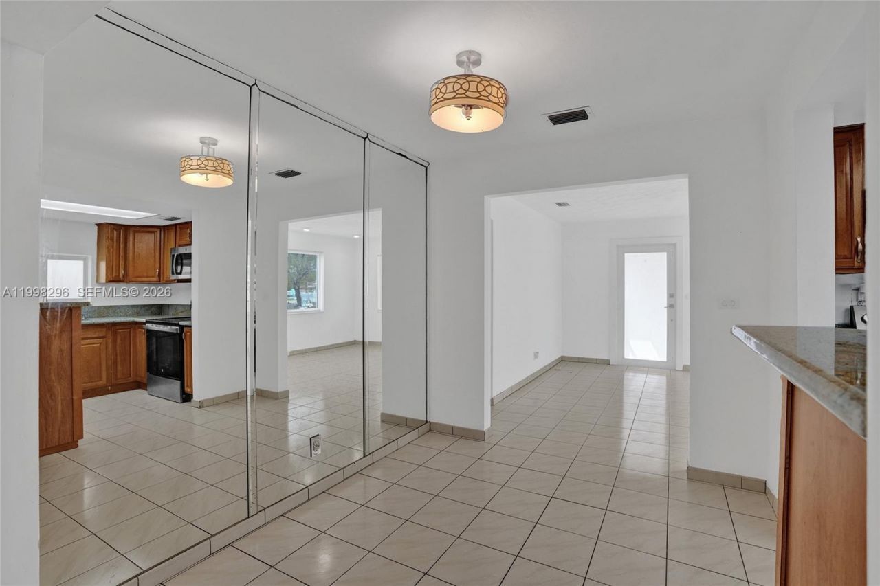 877 W 33rd St, Hialeah, FL 33012 Photo