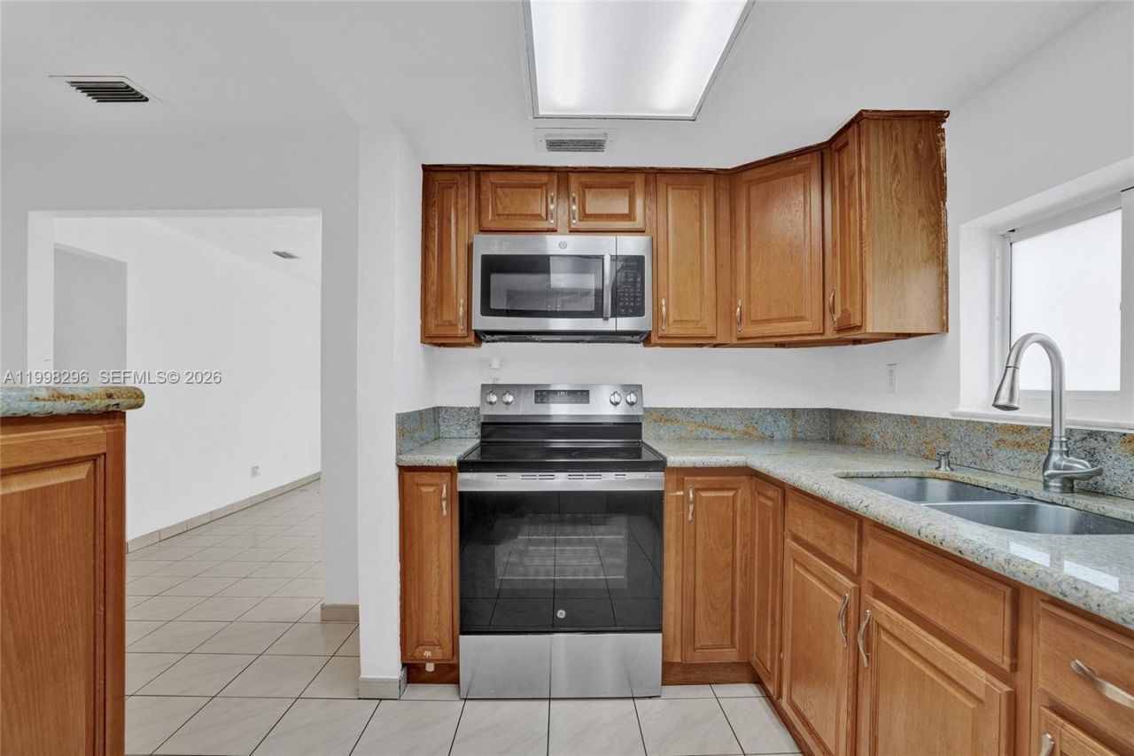 877 W 33rd St, Hialeah, FL 33012 Photo