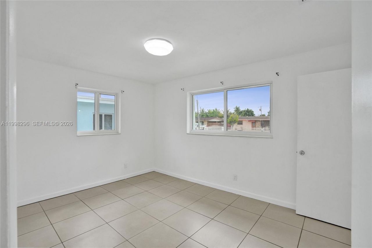 877 W 33rd St, Hialeah, FL 33012 Photo