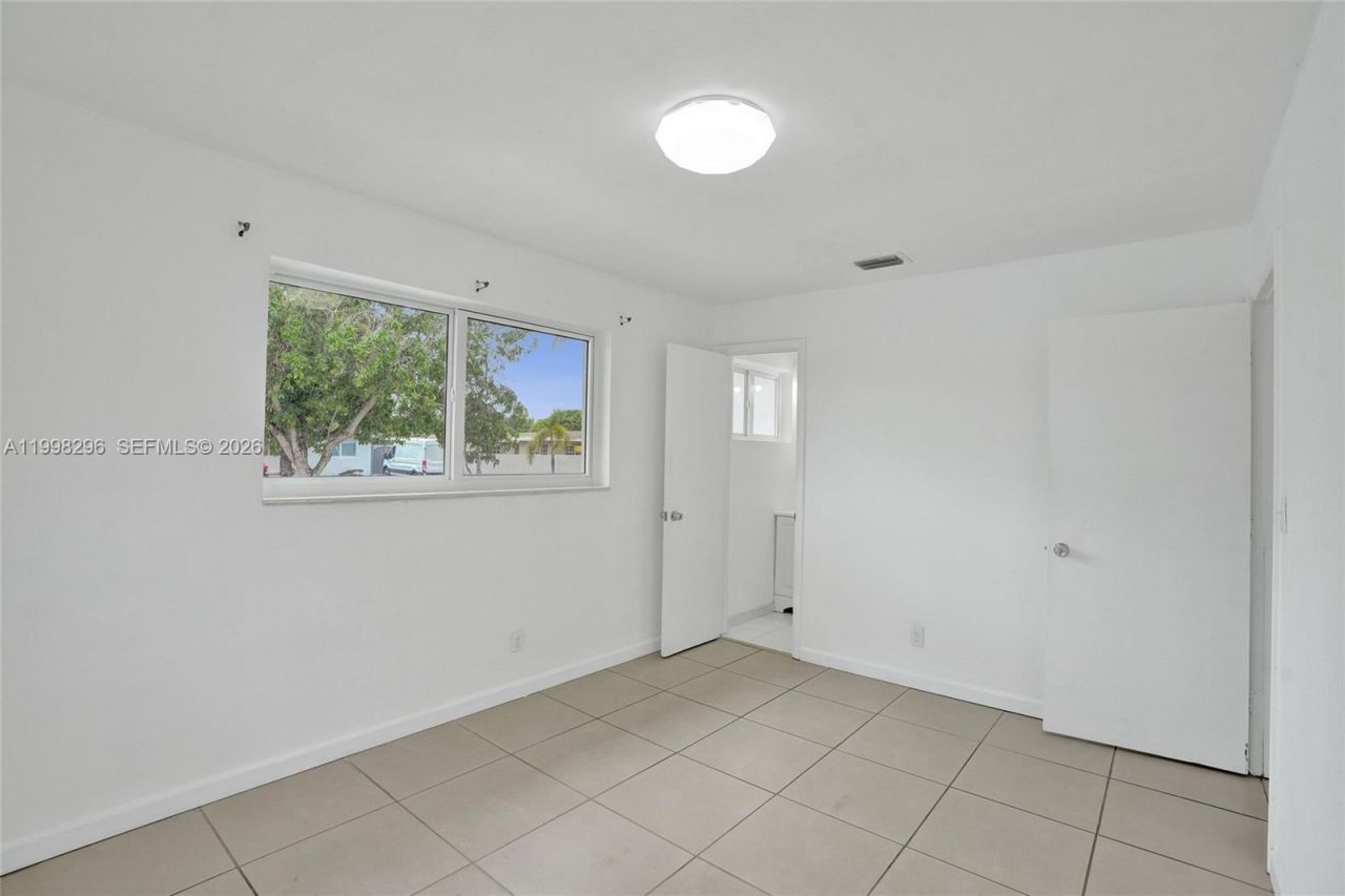 877 W 33rd St, Hialeah, FL 33012 Photo