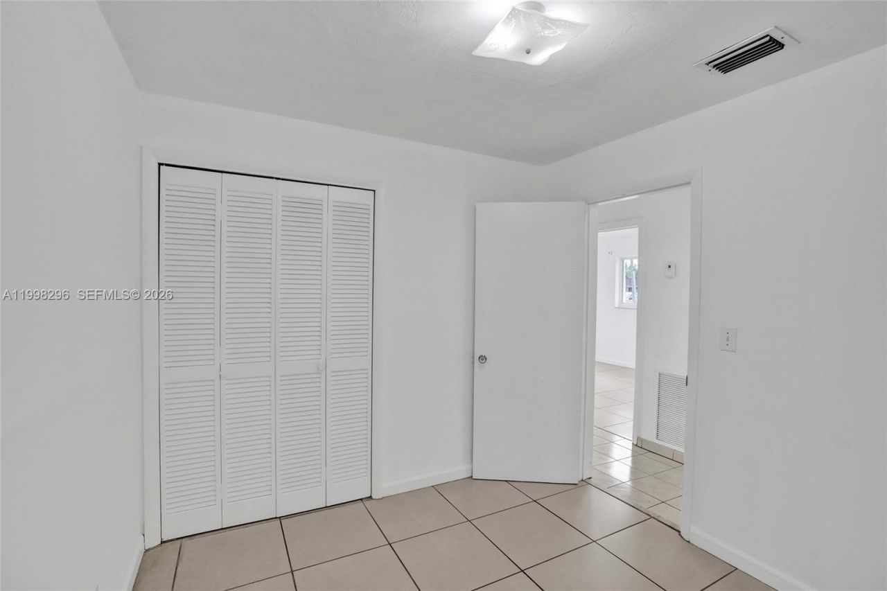 877 W 33rd St, Hialeah, FL 33012 Photo
