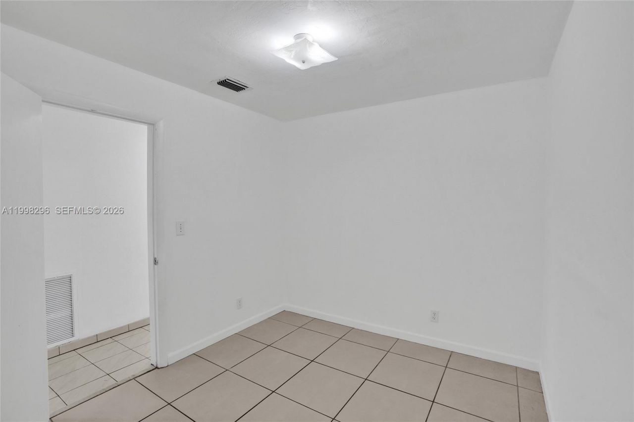 877 W 33rd St, Hialeah, FL 33012 Photo