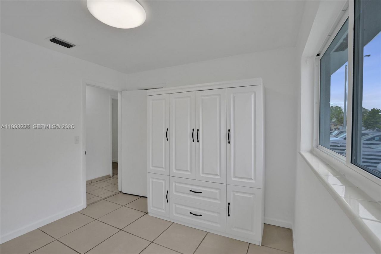 877 W 33rd St, Hialeah, FL 33012 Photo