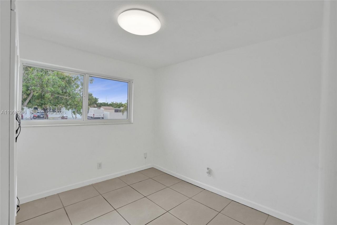 877 W 33rd St, Hialeah, FL 33012 Photo