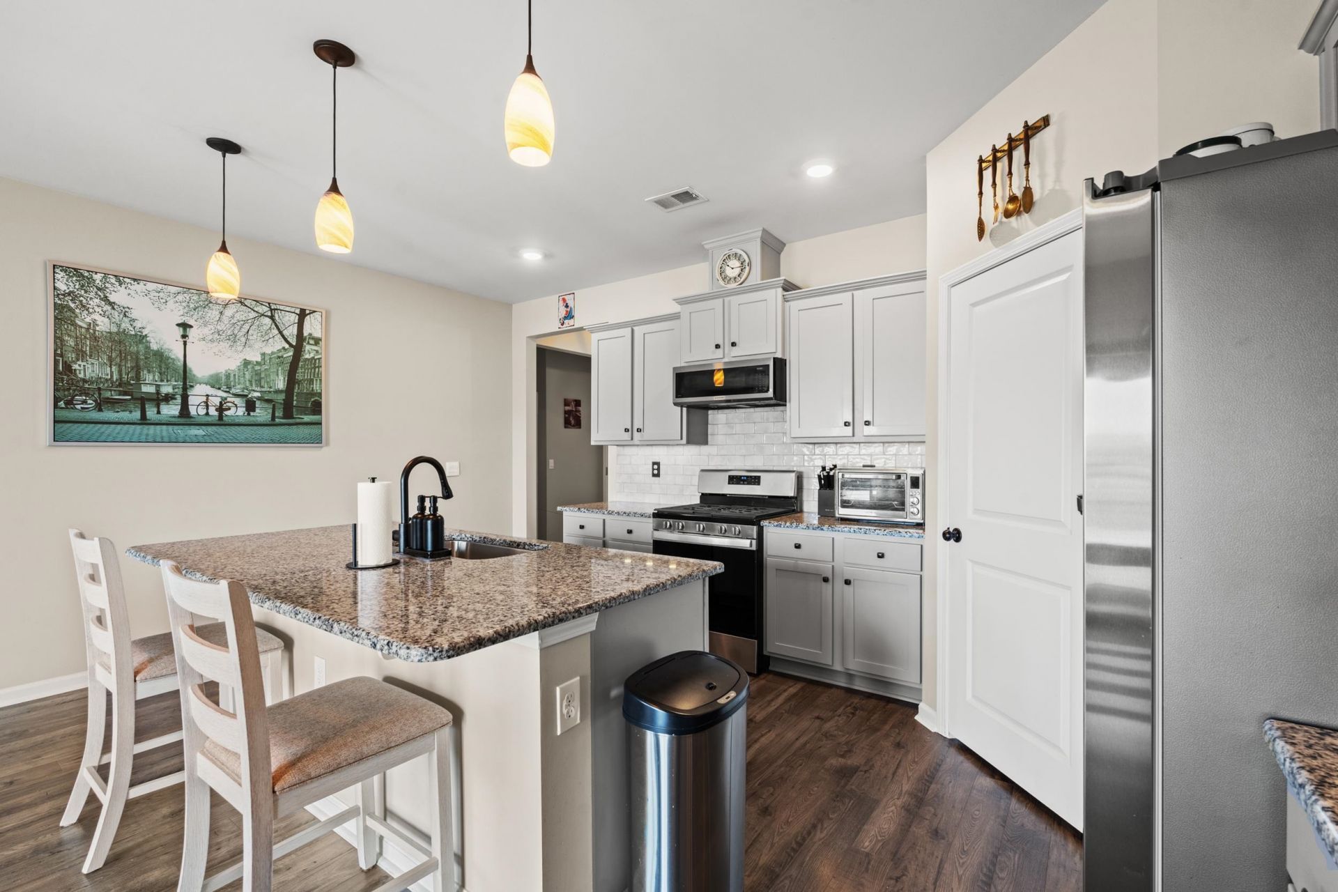 939 Irving Dr. Photo 10