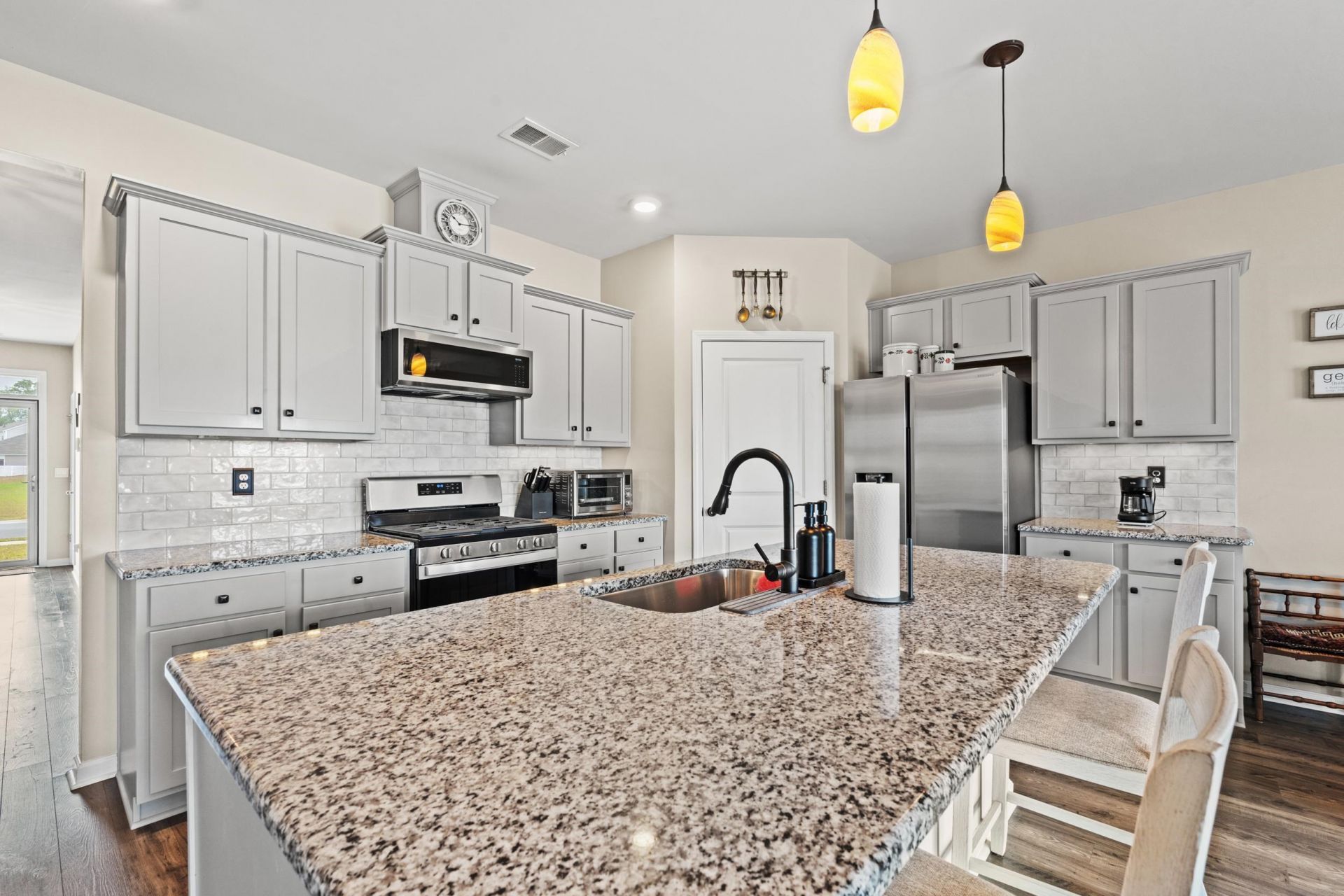 939 Irving Dr. Photo 8