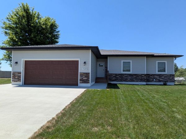 1508 Country Club Drive, Elk Point, SD 57025