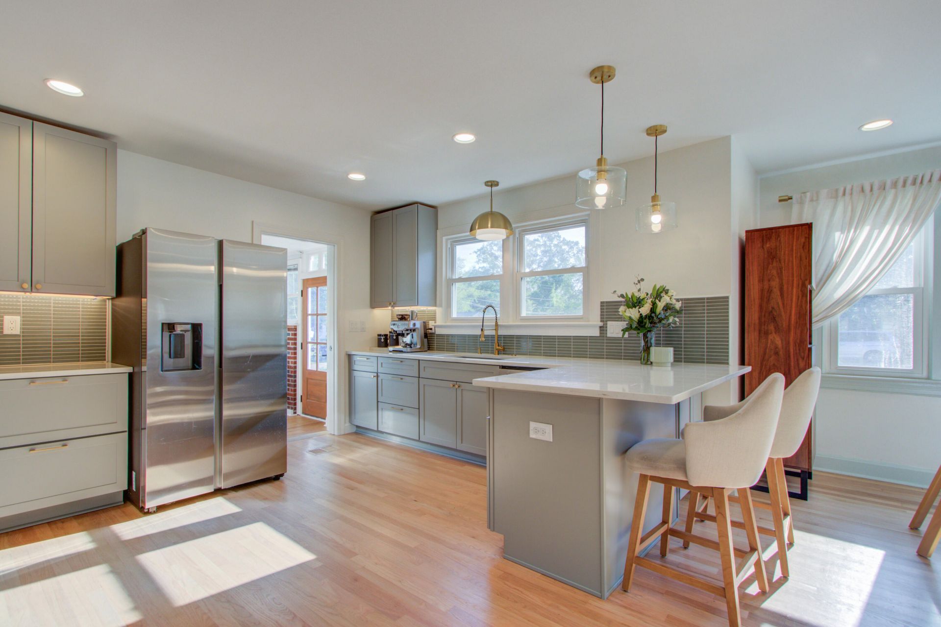 4881 Victoria Avenue Photo 4