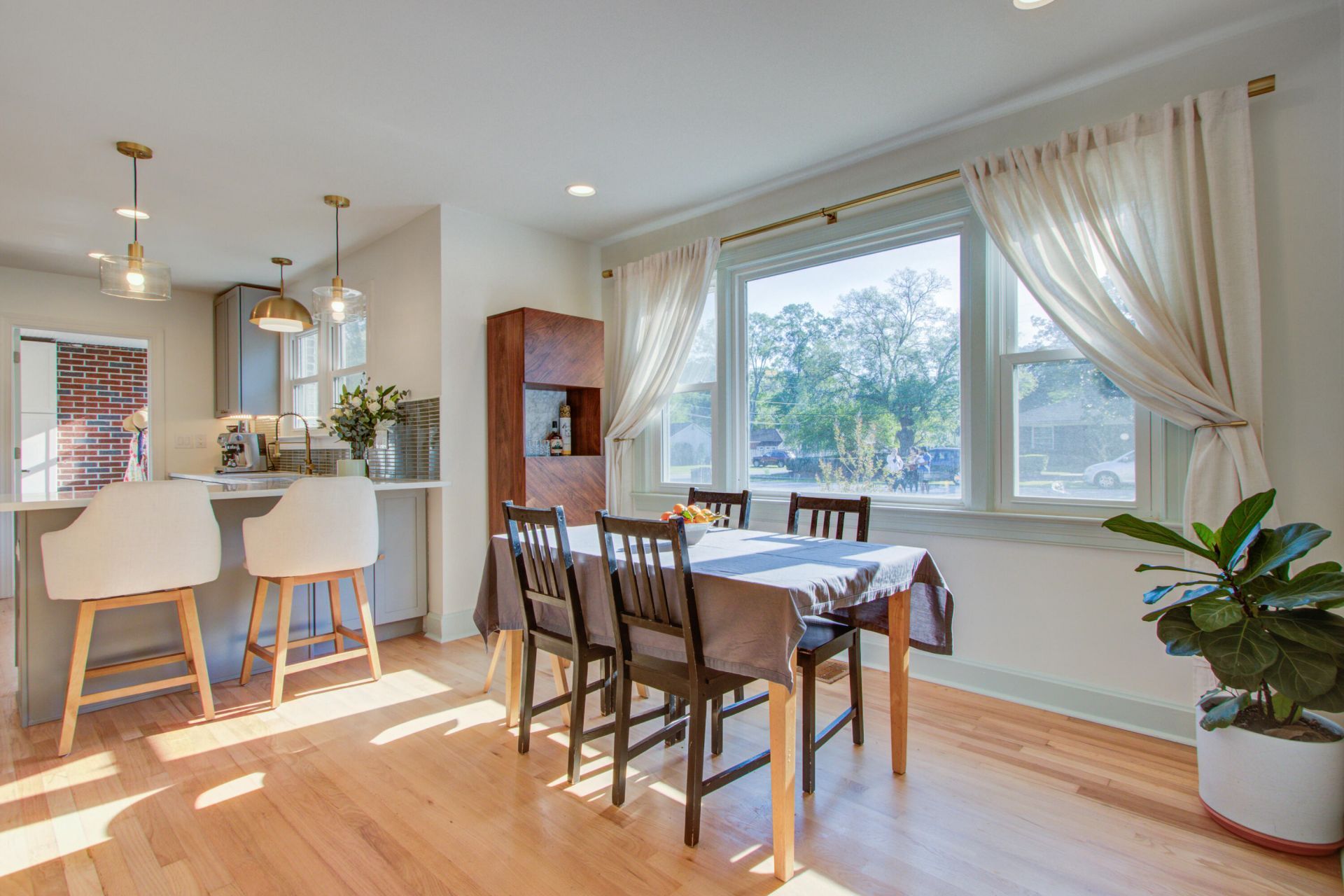 4881 Victoria Avenue Photo 7