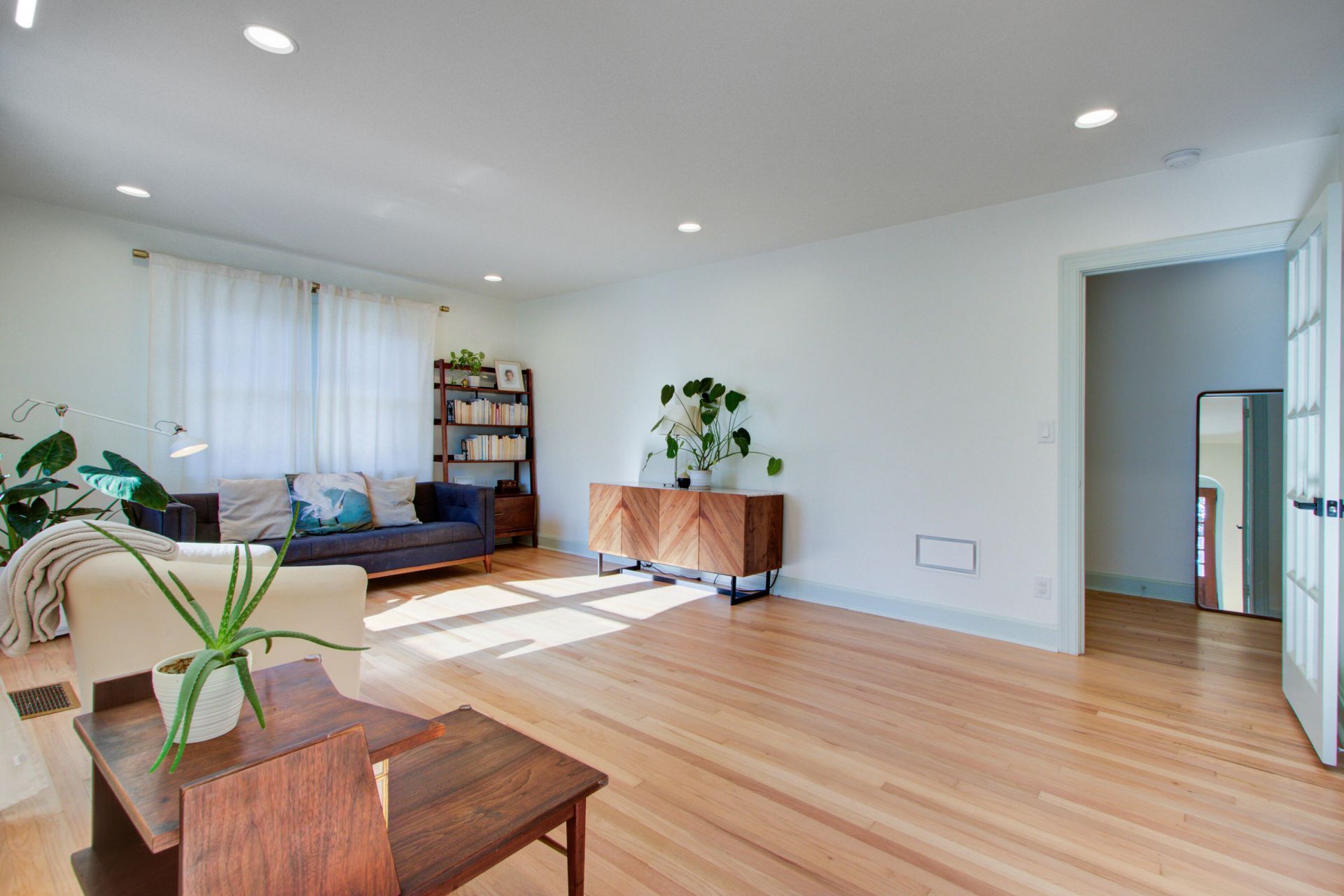 4881 Victoria Avenue Photo 8