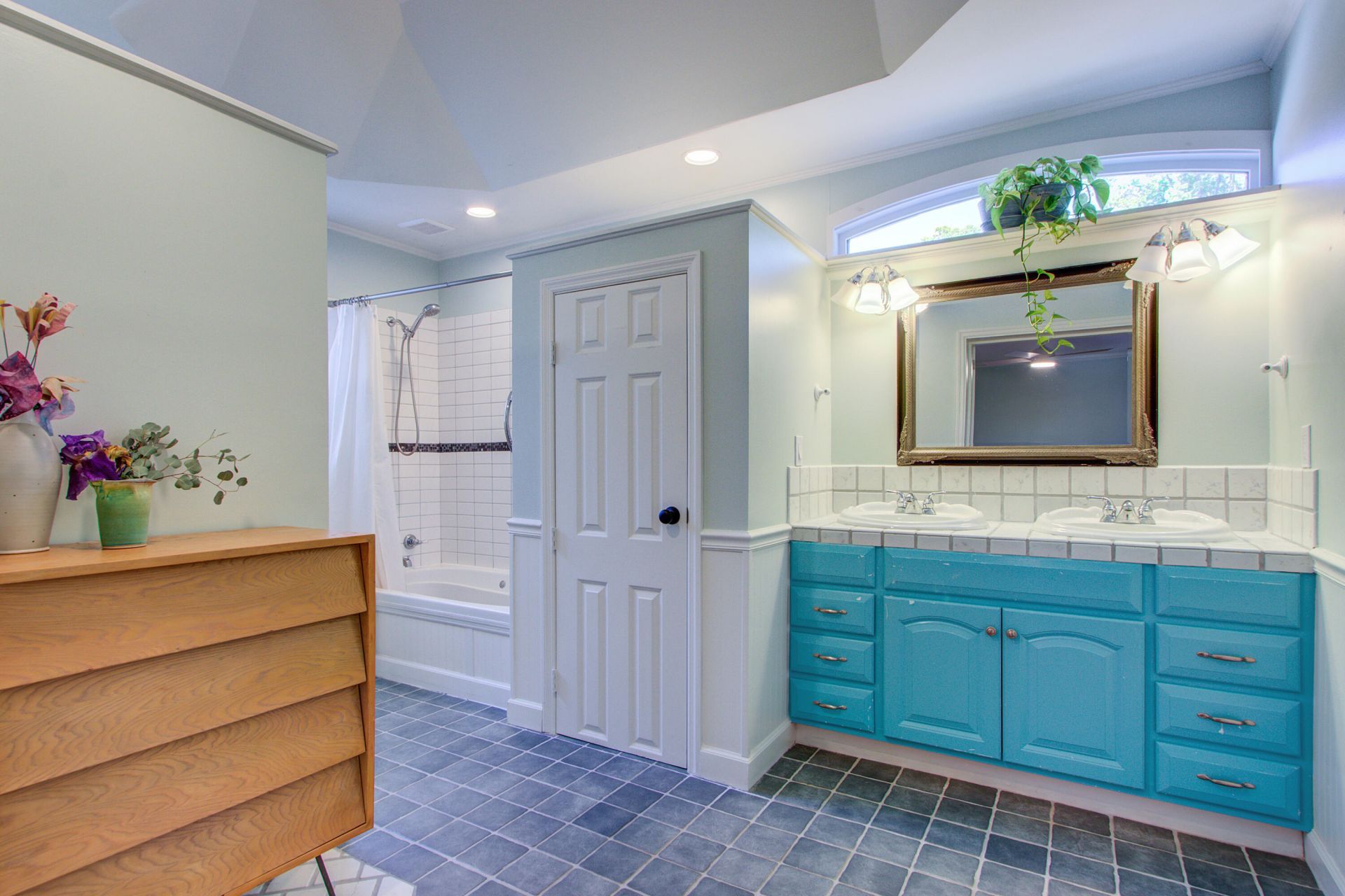 4881 Victoria Avenue Photo 9