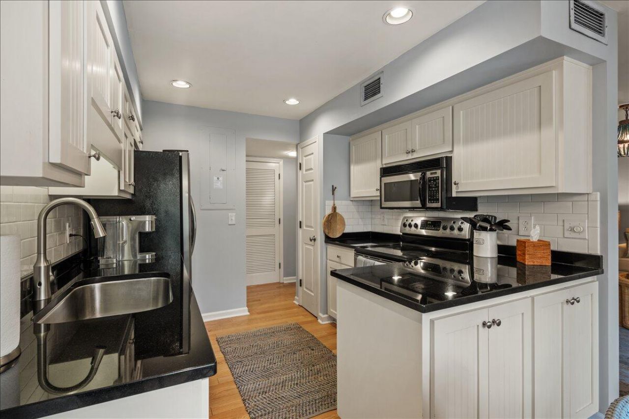 4707 Tennis Club Lane Photo 9