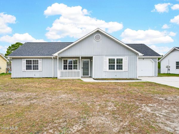 411 Foxtrace Lane, Hubert, NC 28539