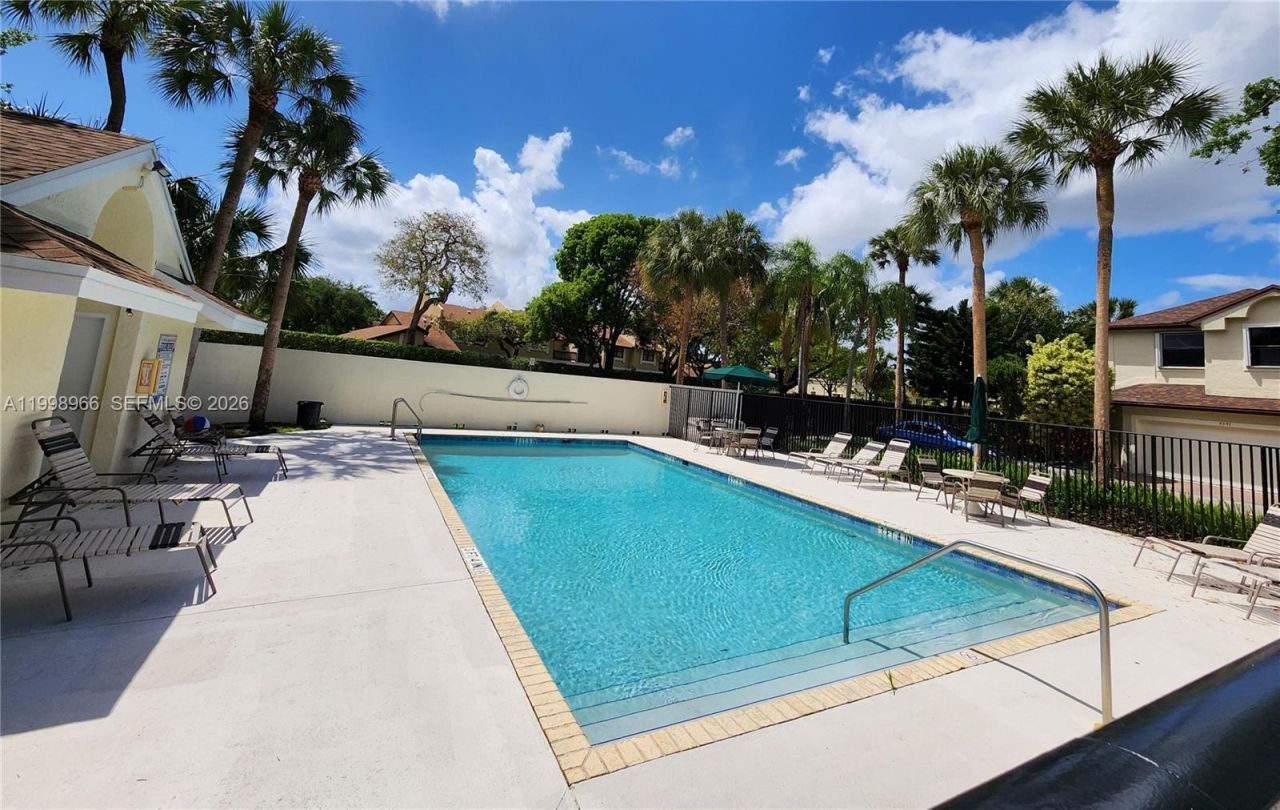 200 SW 95th Ter, Unit 200, Pembroke Pines, FL 33025 Photo