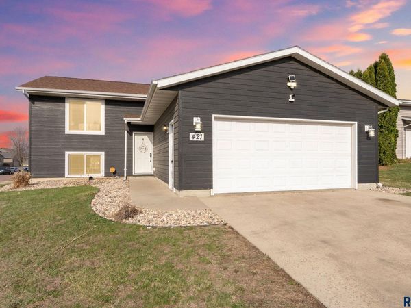 421 N Cockatiel Ave, Sioux Falls, SD 57107