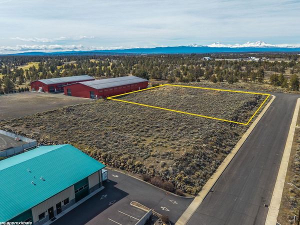 2200 SW Deerhound Avenue, Redmond, OR 97756