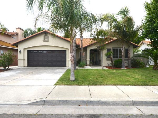 225 Stonewood Dr, Los Banos, CA 93635