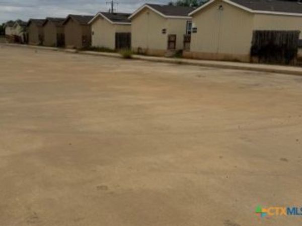 1100 County Road 4600 , Dilley, TX 78017