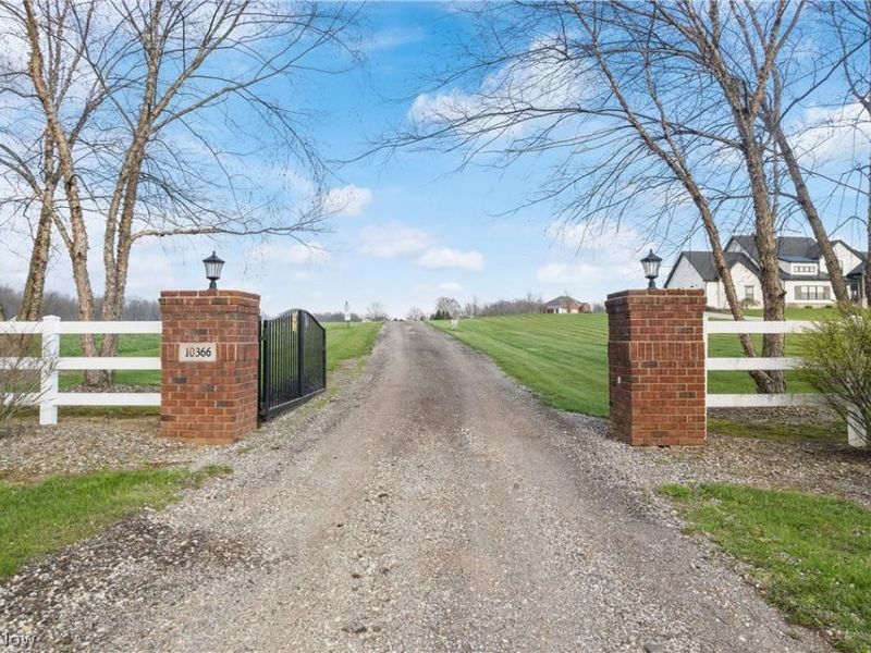 10366 Immel Road NE, Canton, OH 44721 Photo 2