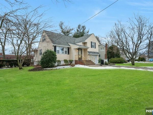 90 Arnot Place, PARAMUS, NJ 07652