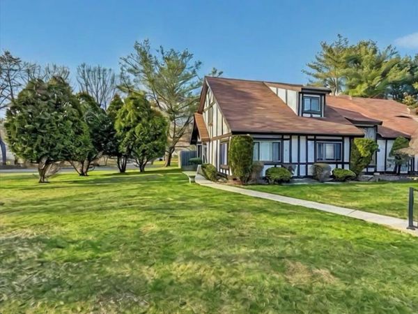 135 Fieldstone Court , Middle Island, NY 11953