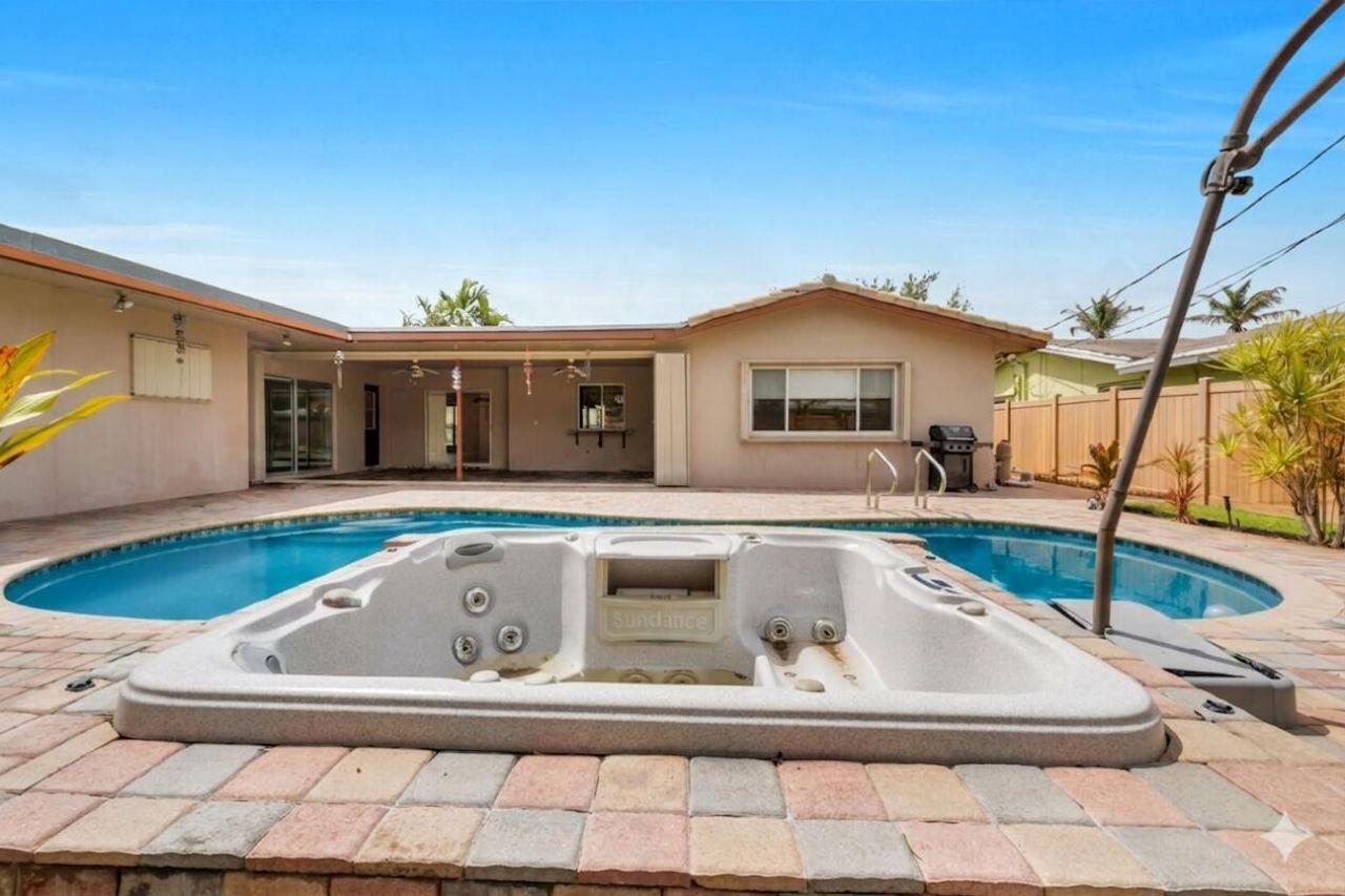 1915 NE 208th Terrace, Miami, FL 33179 Photo