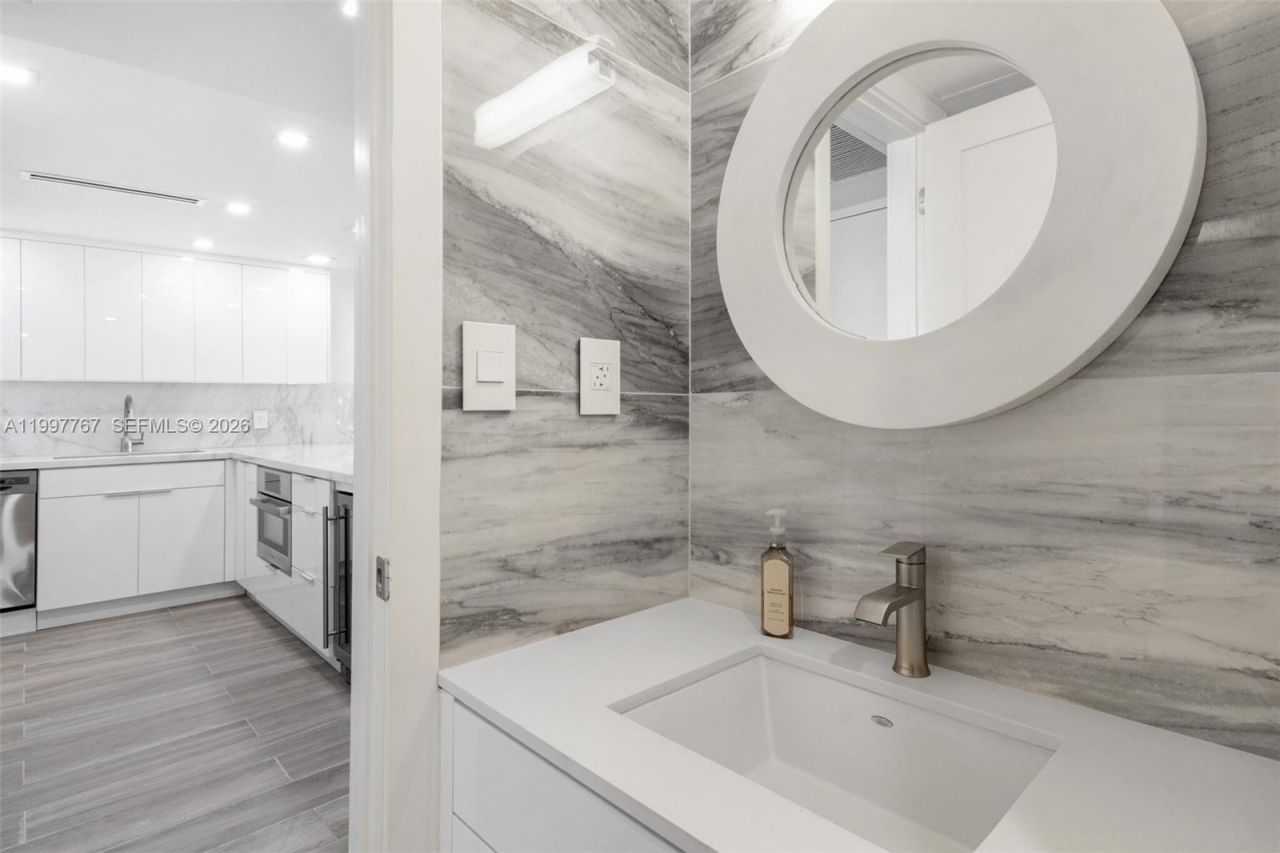 5701 Collins Ave , Unit 1707, Miami Beach, FL 33140 Photo