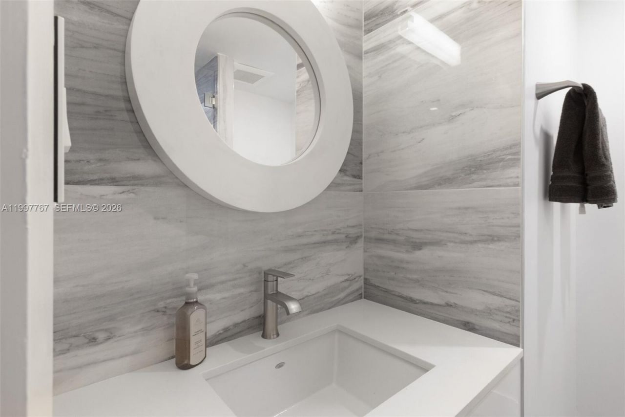 5701 Collins Ave , Unit 1707, Miami Beach, FL 33140 Photo