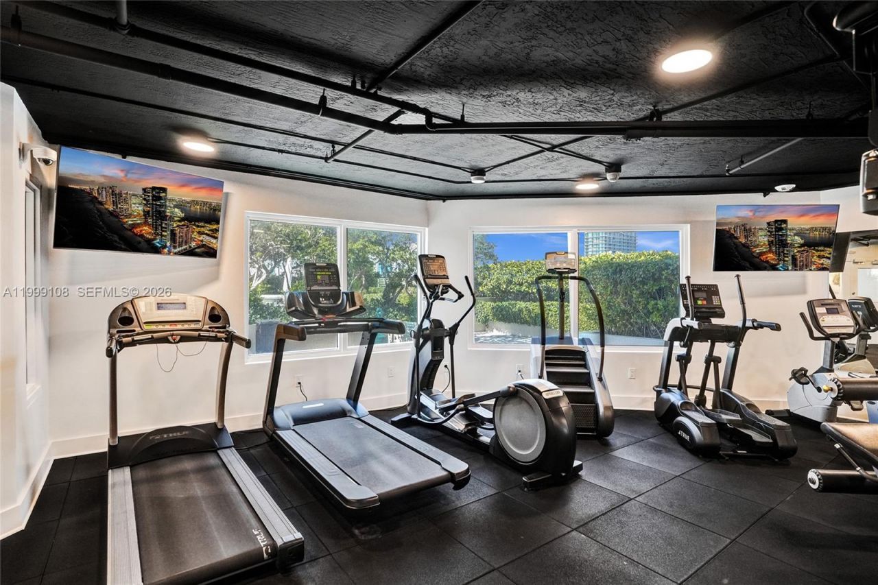 7330 Ocean Ter, Unit 8-C, Miami Beach, FL 33141 Photo
