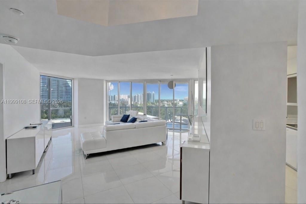 7330 Ocean Ter, Unit 8-C, Miami Beach, FL 33141 Photo