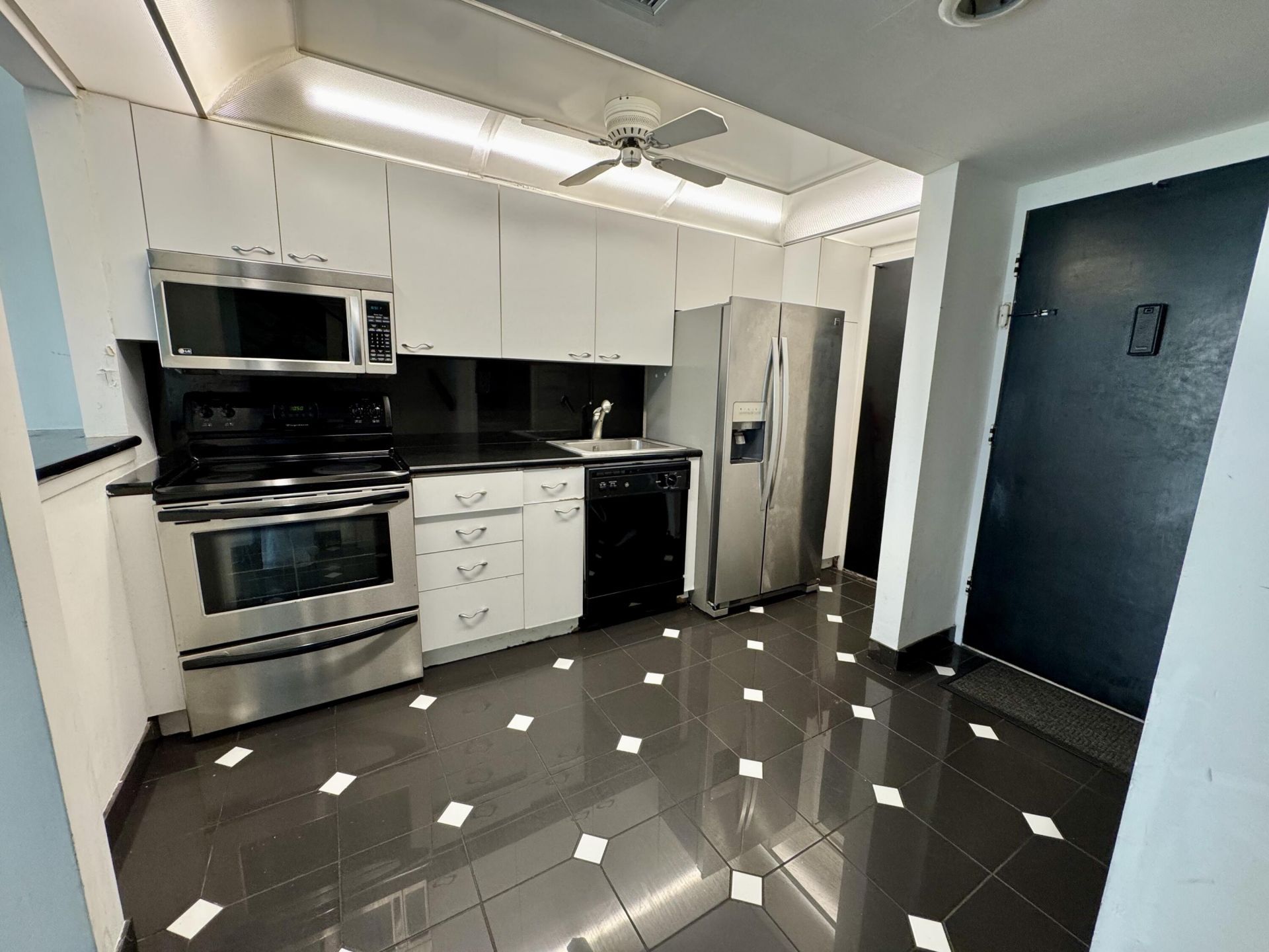 5401 Collins Avenue, Unit Apt 144, Miami Beach, FL 33140 Photo