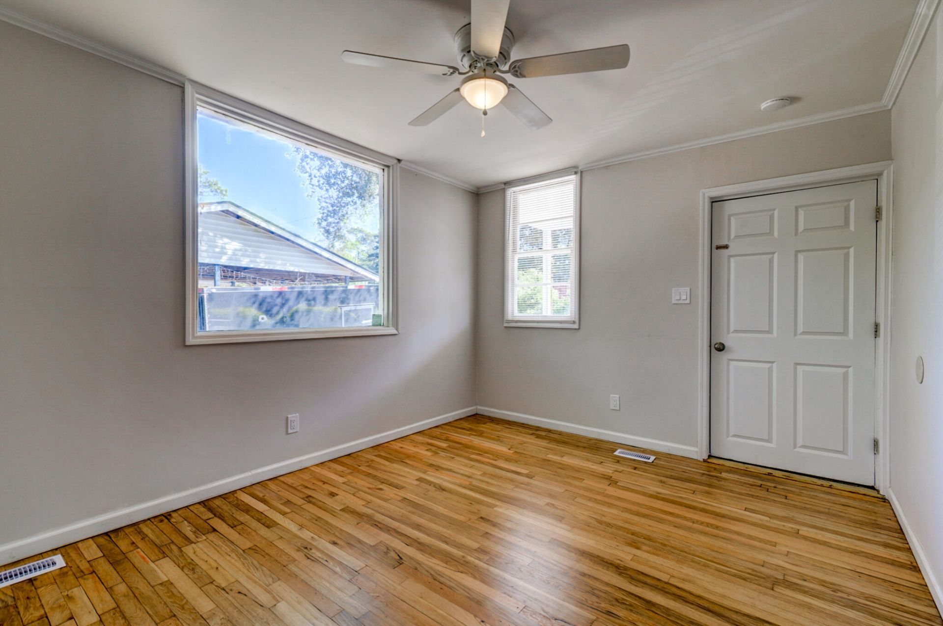 5877 Kirkwood Avenue Photo 4