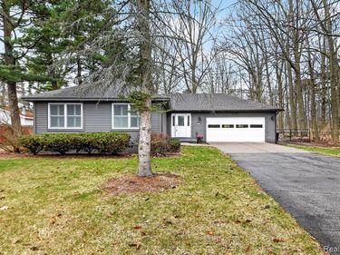 5569 Lakeshore Road, Fort Gratiot Twp, MI 48059