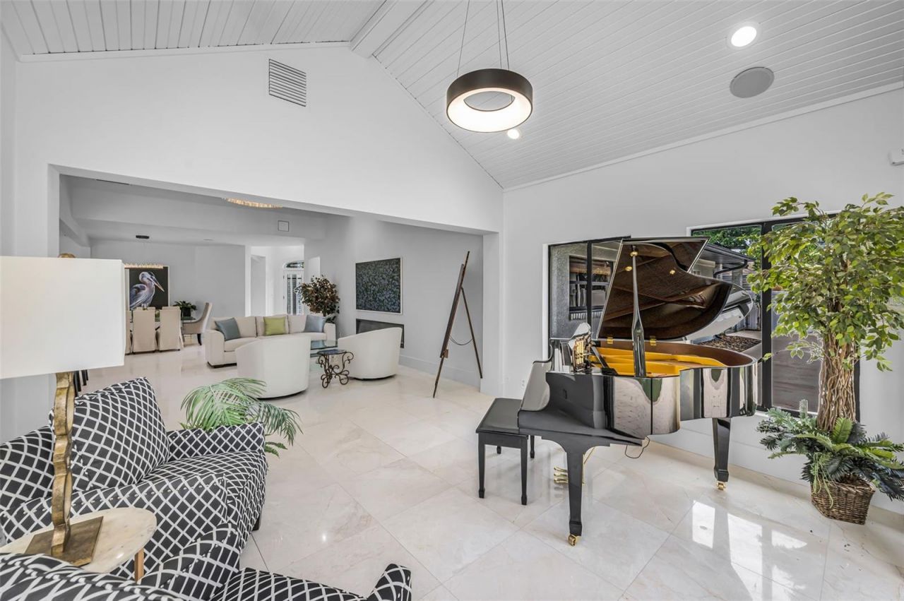 2521 Lake Ellen Drive, Tampa, FL 33618 Photo