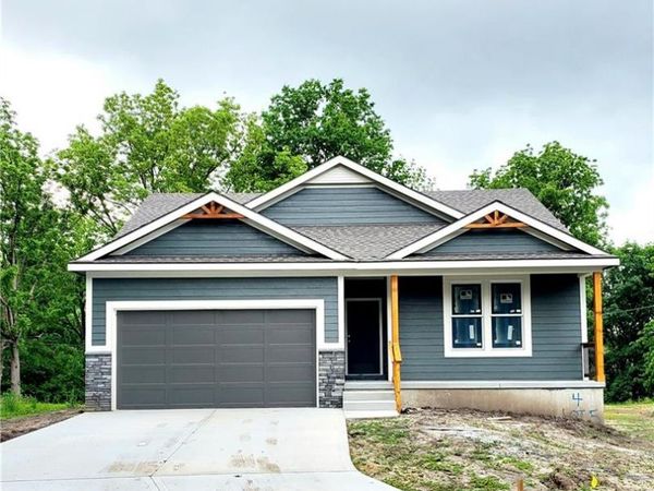 4 HIGHLAND Circle, Smithville, MO 64089